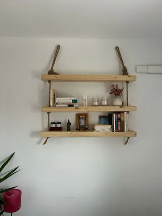 Estantería de madera para colgar con cuerdas