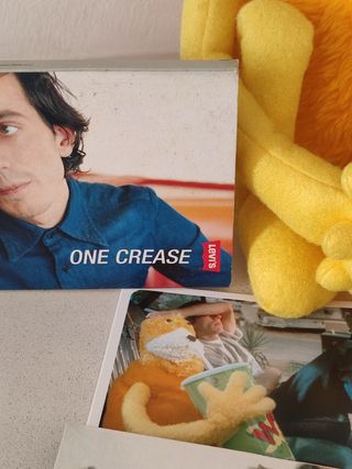 Pupazzo giallo Levi's Flat Eric peluche originale 