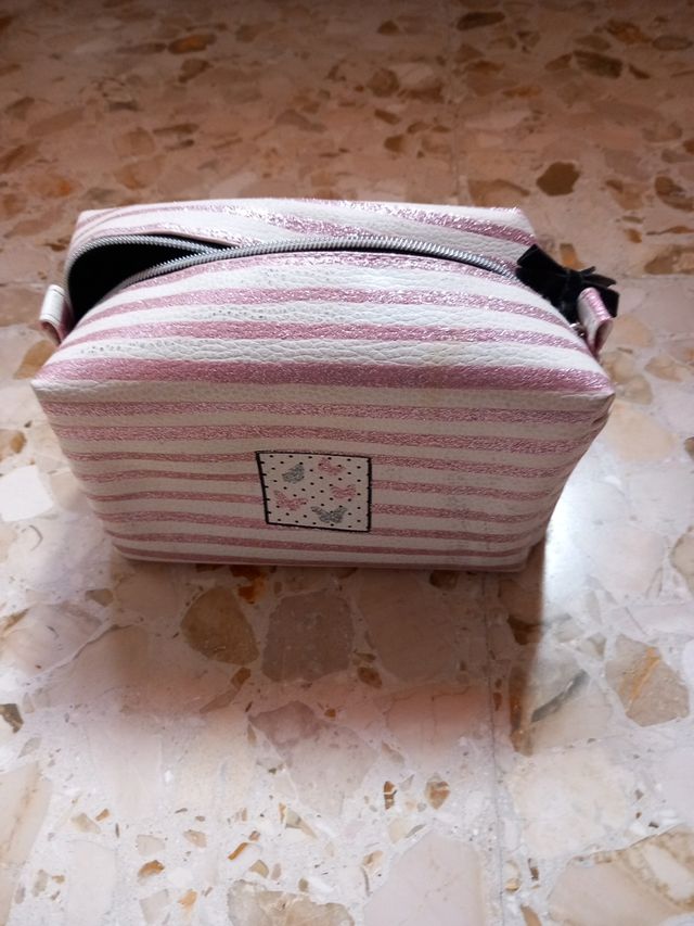 Beauty case OVS righe rosa e bianche
