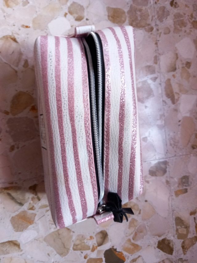 Beauty case OVS righe rosa e bianche