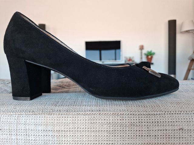 Zapatos de tacón negros para pies anchos