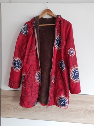 Chaqueta con forro polar y estampado
