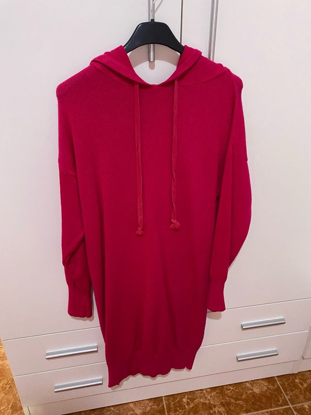 Vestido con capucha rosa