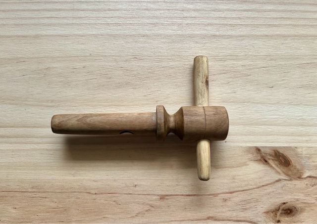 Grifo de madera para barril antiguo