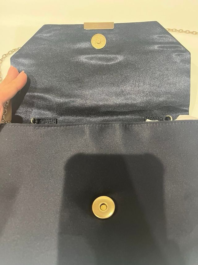 Bolso de fiesta azul marino con cadena