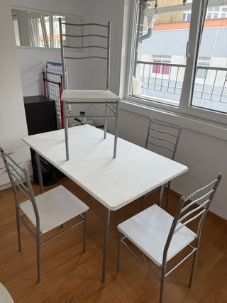 Mesa y 4 Sillas Comedor