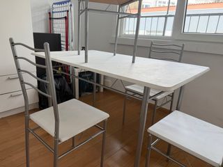 Mesa y 4 Sillas Comedor