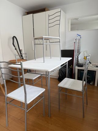 Mesa y 4 Sillas Comedor