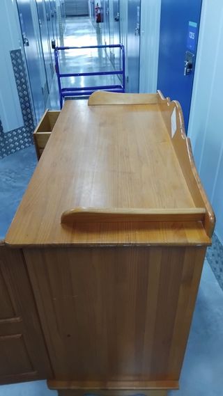 Cómoda de madera de pino