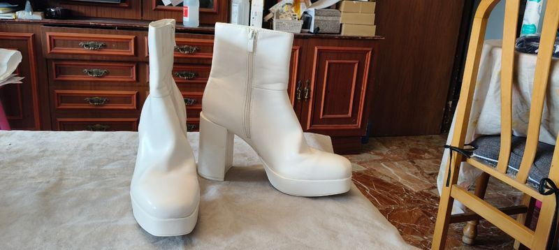 Botas blancas de plataforma de segunda mano por 12 EUR en Madrid