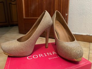 Zapatos de tacón dorados con plataforma