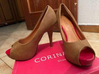 Zapatos de tacón dorados con plataforma