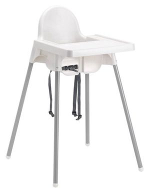 Trona de bebé de IKEA. Incluye la mesa. (BILBAO)