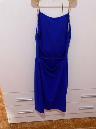 Vestido azul con cadenas doradas