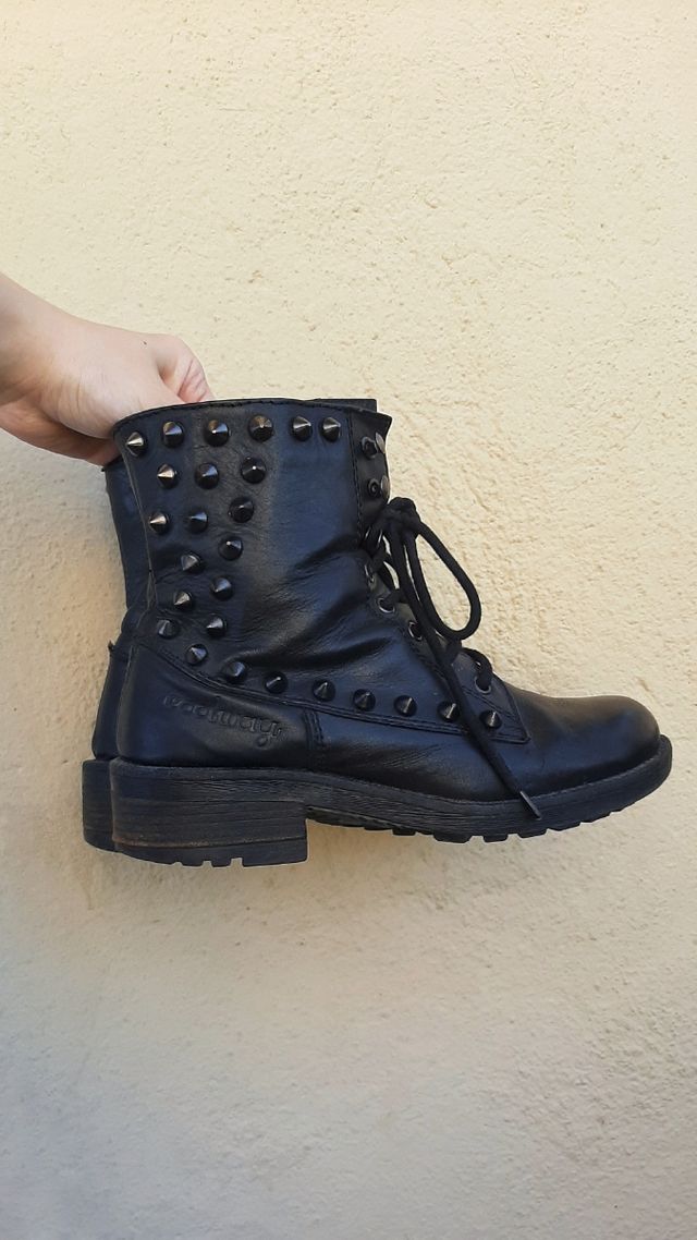 Botines negros con tachuelas