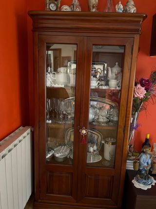 Mueble vitrina de madera y cristal