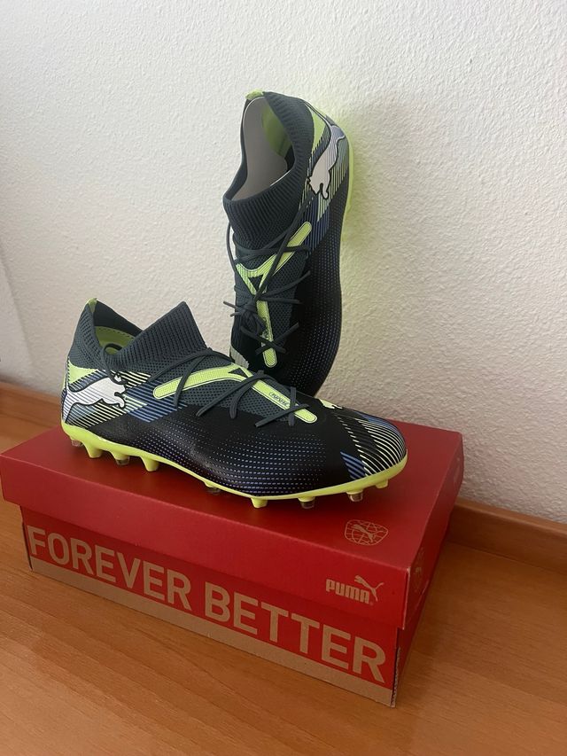 Botas de fútbol Puma Tacos Negras y Verdes.