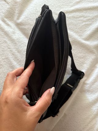 Bolso riñonera de mano cruzado de piel cuero negro