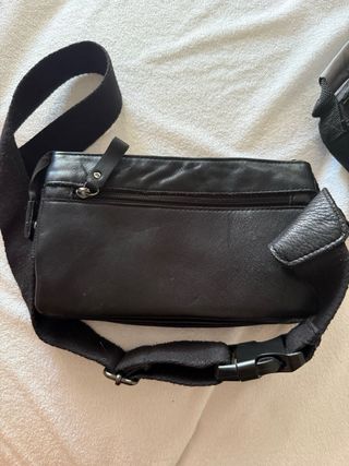 Bolso riñonera de mano cruzado de piel cuero negro