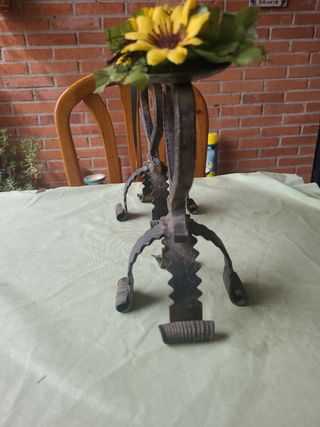 Dos Candelabros Florales Metálicos