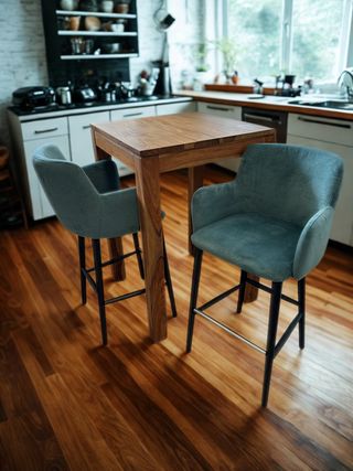 Mesa alta madera y 2 taburetes tapizados