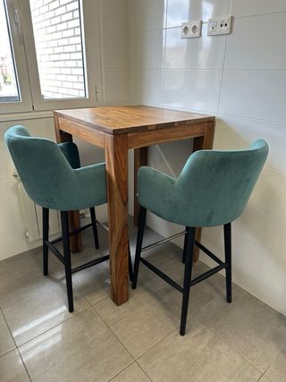 Mesa alta madera y 2 taburetes tapizados
