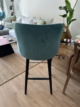 Mesa alta madera y 2 taburetes tapizados