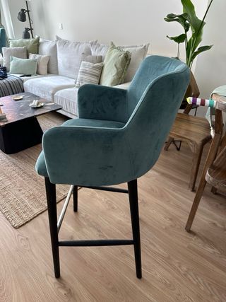 Mesa alta madera y 2 taburetes tapizados