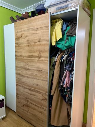 Armario blanco y madera