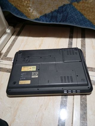 Ordenador portátil con cargador
