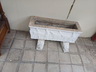 Jardinera de piedra con relieves