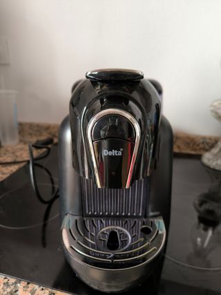 Cafetera Delta QOOL Negra. Manual,en su caja.