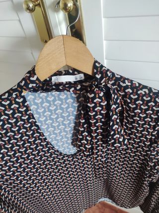 Blusa con lazada negra y multicolor
