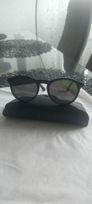 Gafas de sol negras y grises