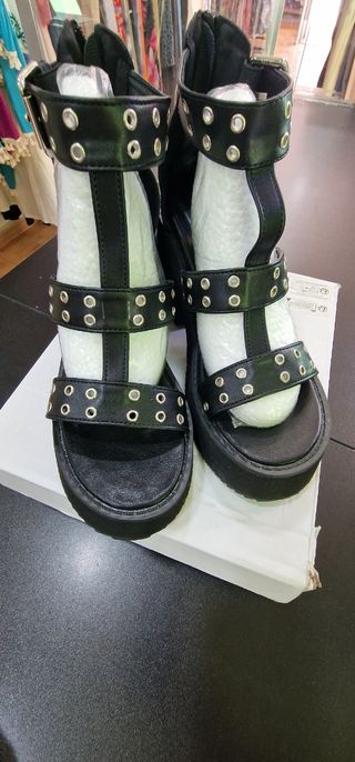 Zapatos de plataforma negros con tachuelas 39