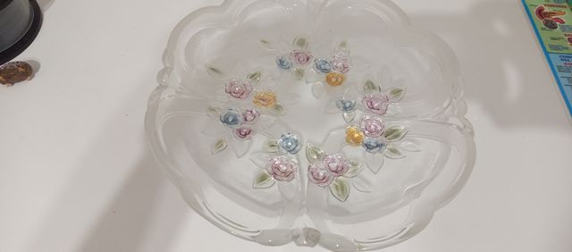 Fuente de cristal decorada con flores