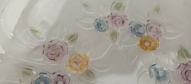 Fuente de cristal decorada con flores