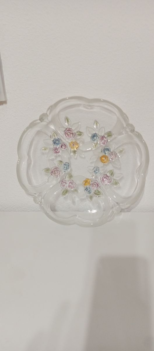 Fuente de cristal decorada con flores