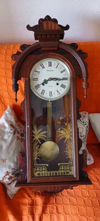 Orologio da parete antico con pendolo