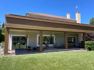 Tarima y valla composite exterior 