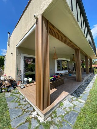 Tarima y valla composite exterior 