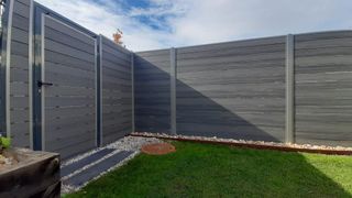 Tarima y valla composite exterior 