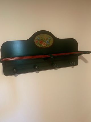 Perchero de madera verde con flores