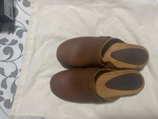 Zuecos de cuero y madera para mujer