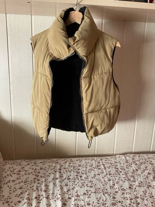Chaleco reversible negro y beige