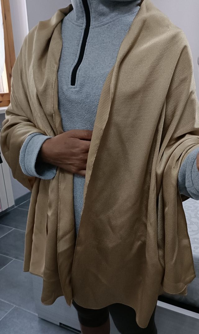 Pochette e scialle in raso color oro