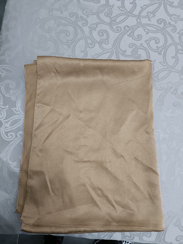 Pochette e scialle in raso color oro