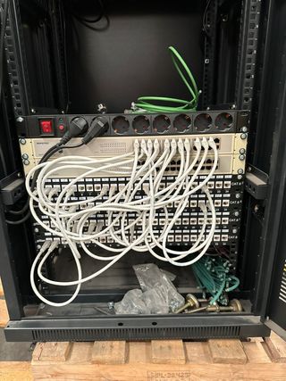 Armario rack servidor 19” – gabinete de red.