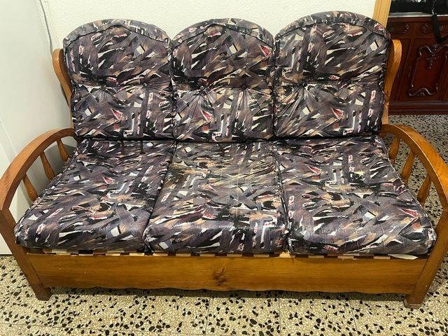 Escaño de madera con cojines