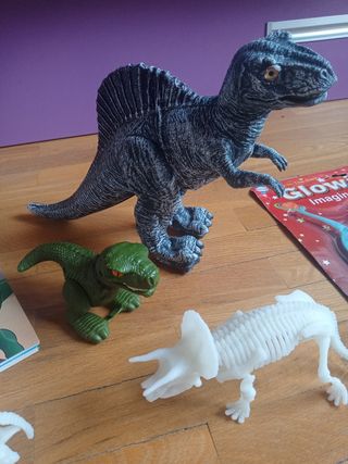 Lote de Dinosaurios liminosos y uno con movimiento